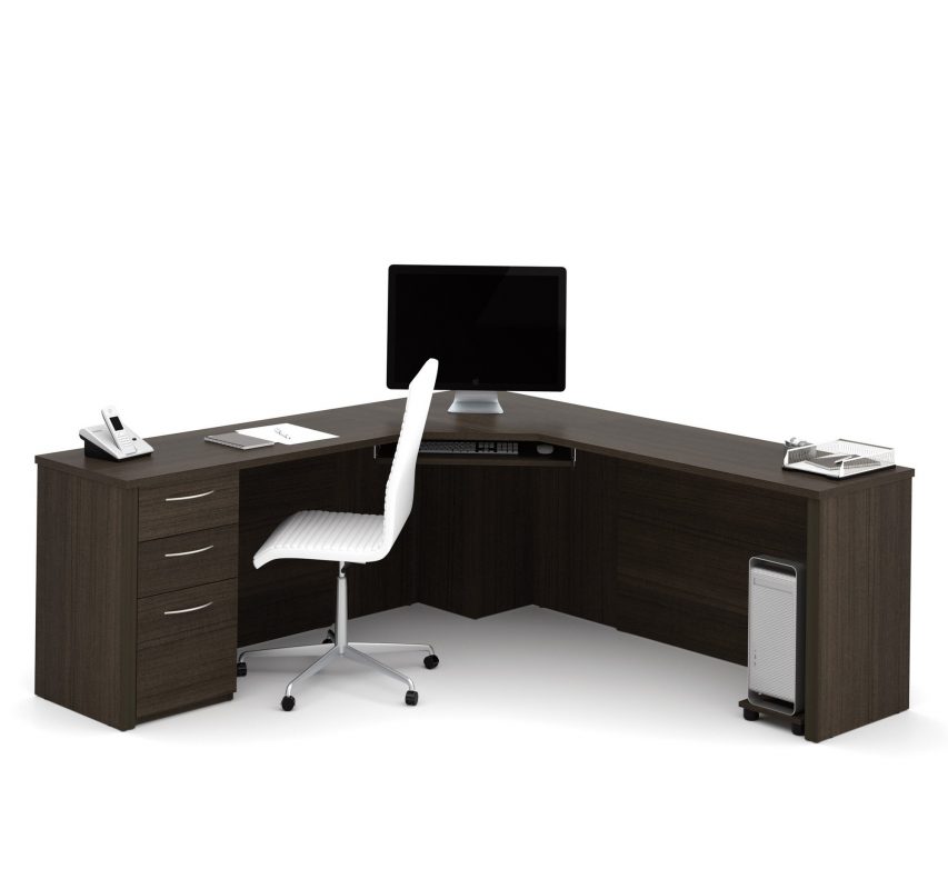 Corner desk in Dubai