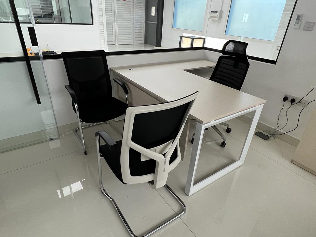 why are Right-handed Office Desks or Ergonomic Desks Standard in Modern Offices- OfficeMaster Dubai